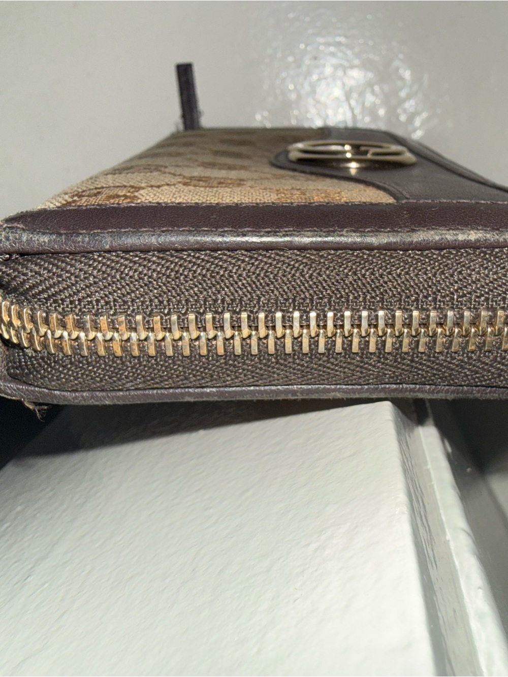 Gucci Black Leather & Beige GG Canvas Zip Wallet with Gold GG Emblem - Picture 4 of 13